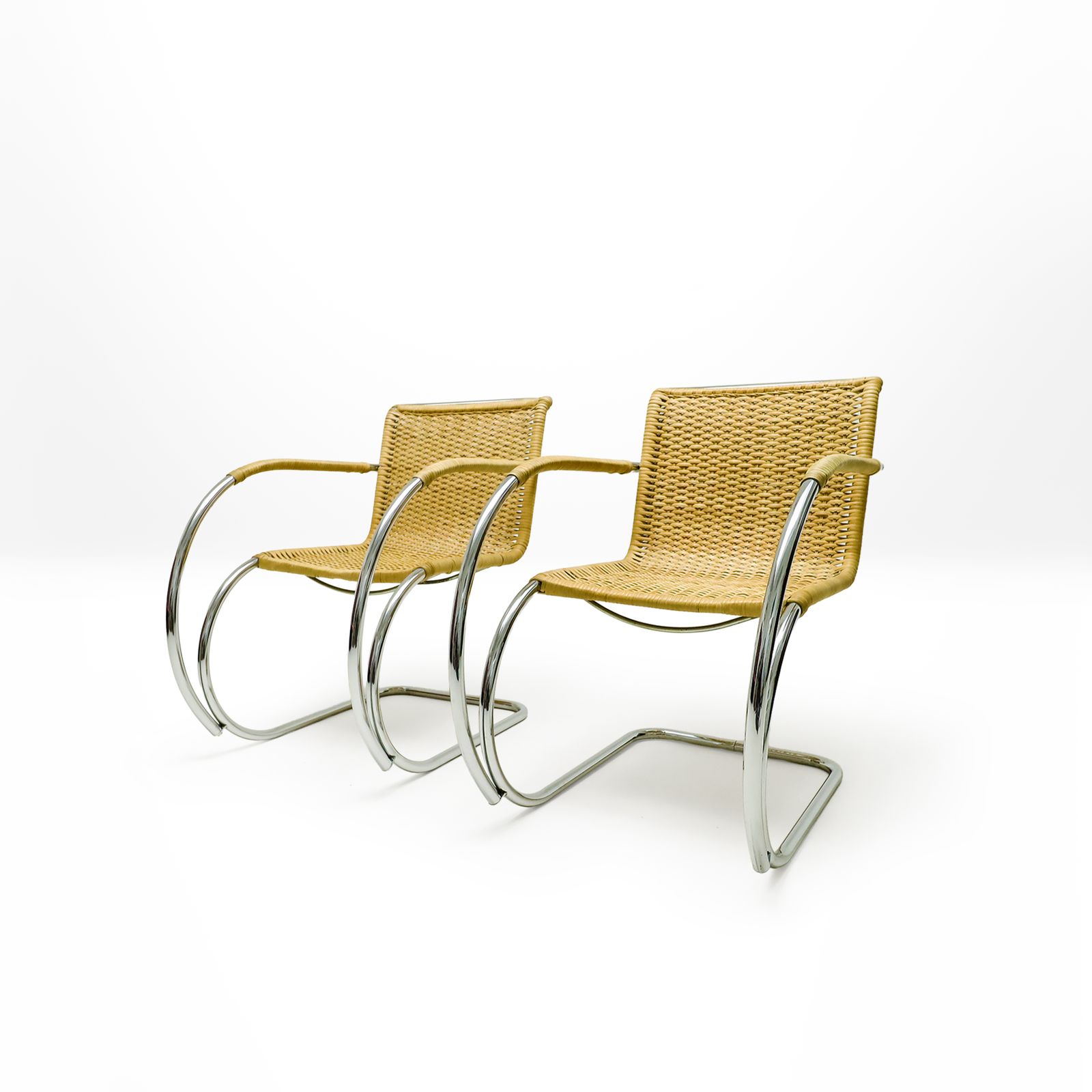 Een paar vintage rieten en chromen MR20 fauteuils van Ludwig Mies van der Rohe voor Thonet