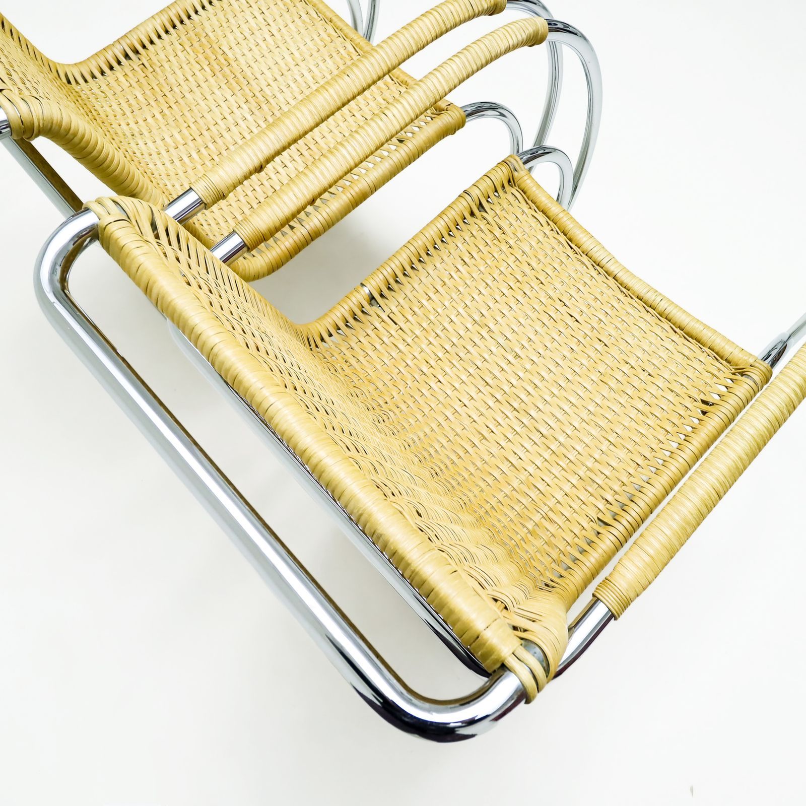 Een paar vintage rieten en chromen MR20 fauteuils van Ludwig Mies van der Rohe voor Thonet photo buy
