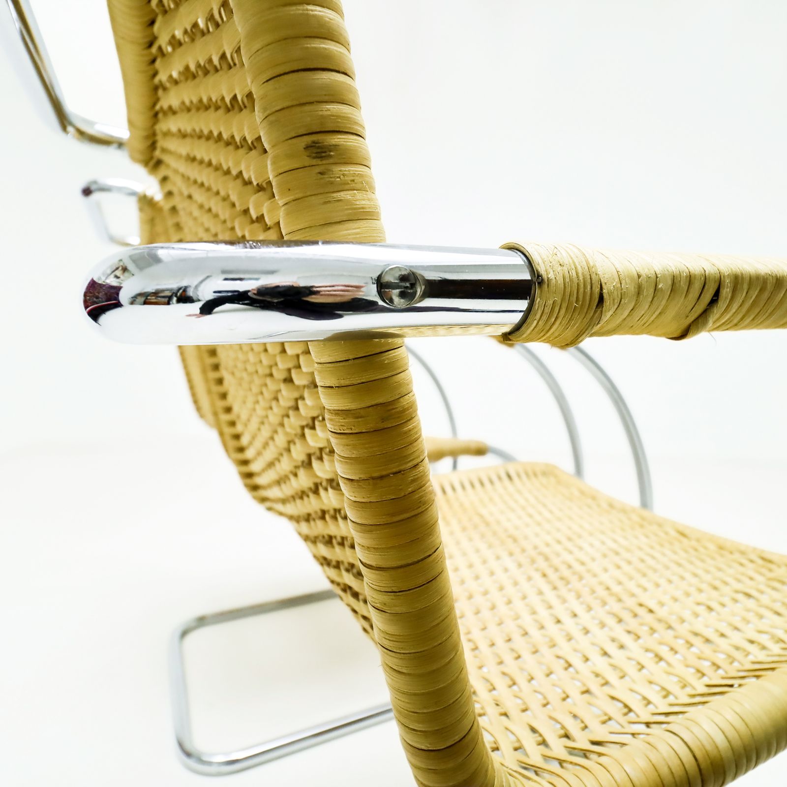 photo furniture Een paar vintage rieten en chromen MR20 fauteuils van Ludwig Mies van der Rohe voor Thonet