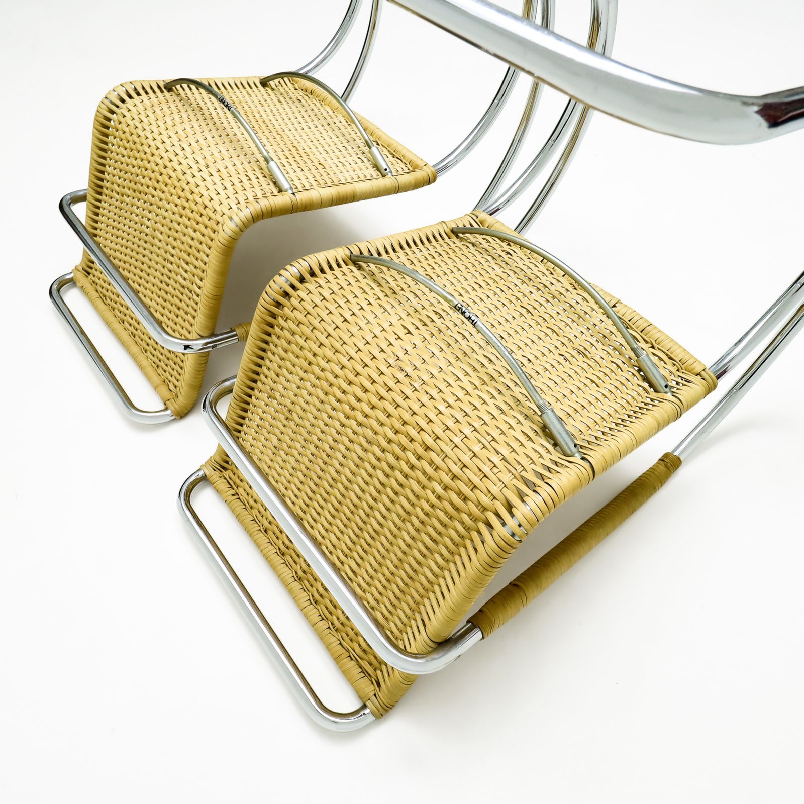 3950.0 Een paar vintage rieten en chromen MR20 fauteuils van Ludwig Mies van der Rohe voor Thonet photo