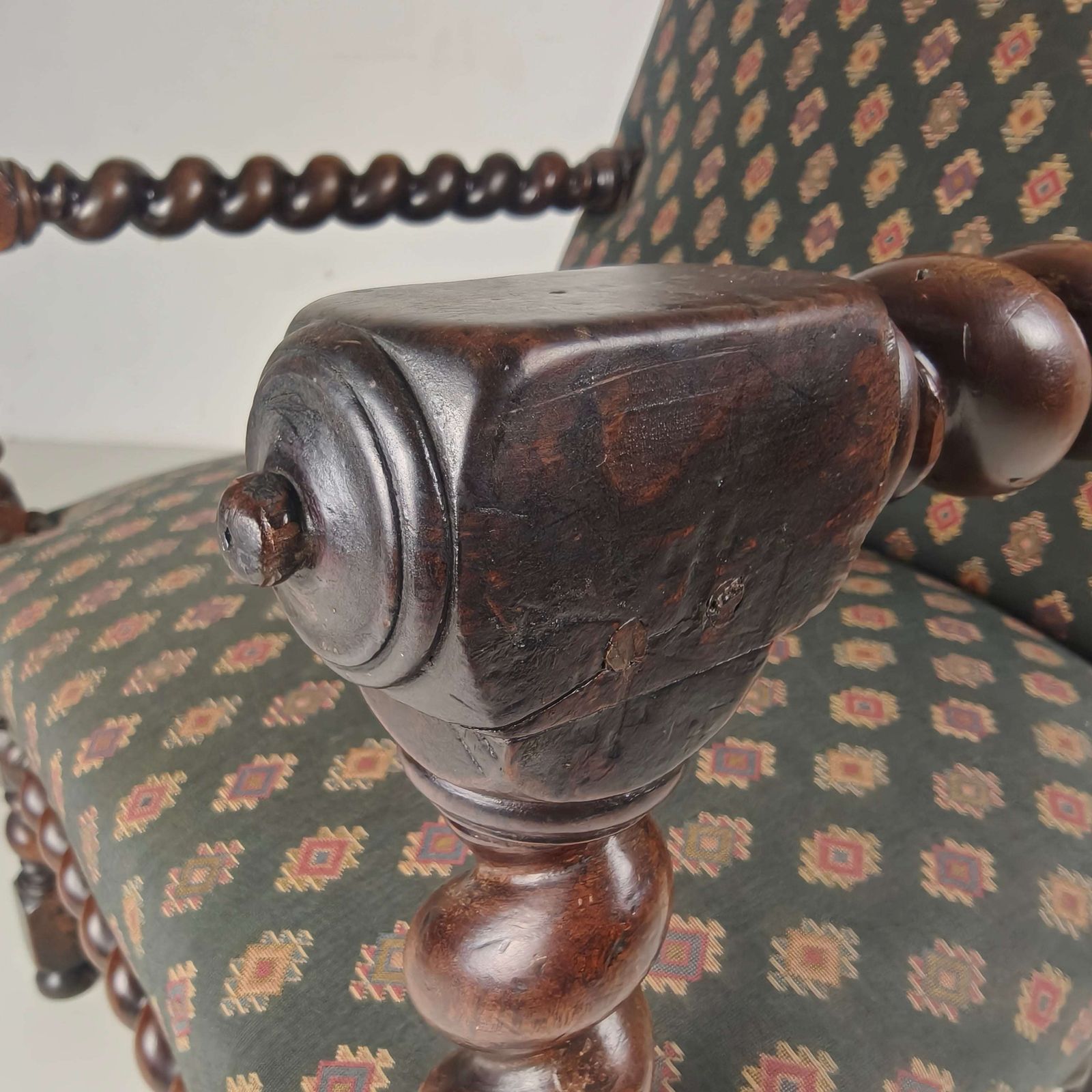 photo vinterior English Barley Twist Library Armchair In Dark Oak, Circa 1700