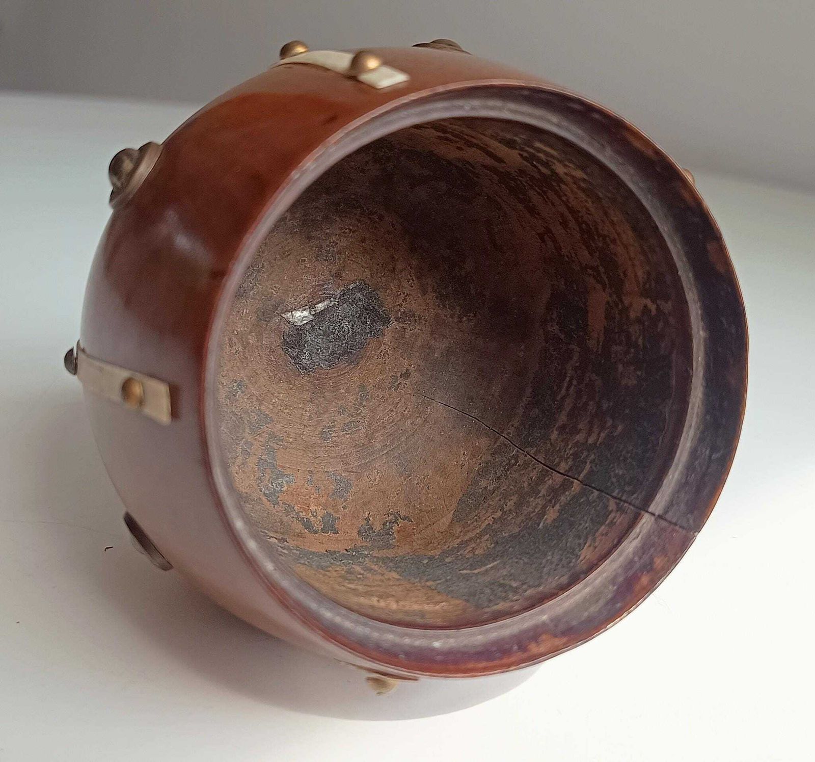 Victoriaanse maritieme tabakspot van fruitwood: beenstrips, messing studs, matroos treen theekistje photo 185.0