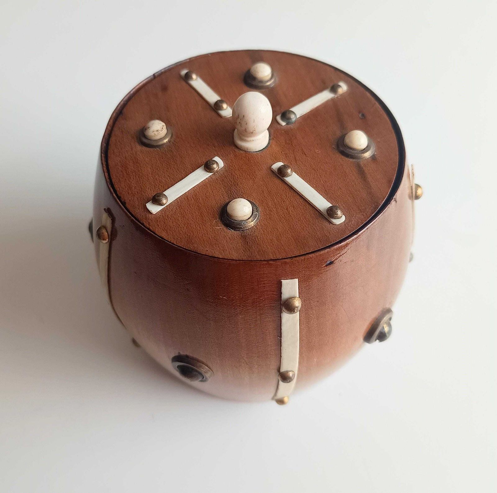 photo vintage Victoriaanse maritieme tabakspot van fruitwood: beenstrips, messing studs, matroos treen theekistje