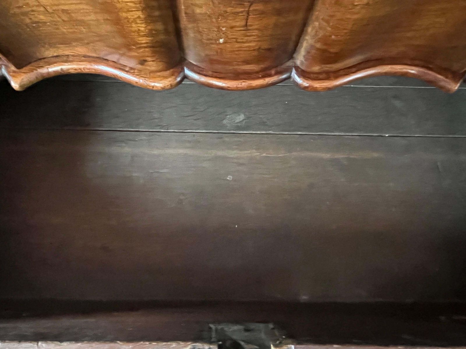 photo vintage Dutch Walnut Serpentine Front Chest Of Drawers