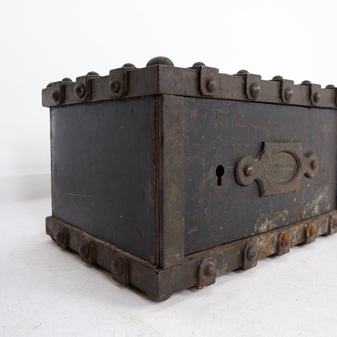 photo vinterior Antique Bauche Incombustible Cast Iron Safe From Northeastern France, 1865