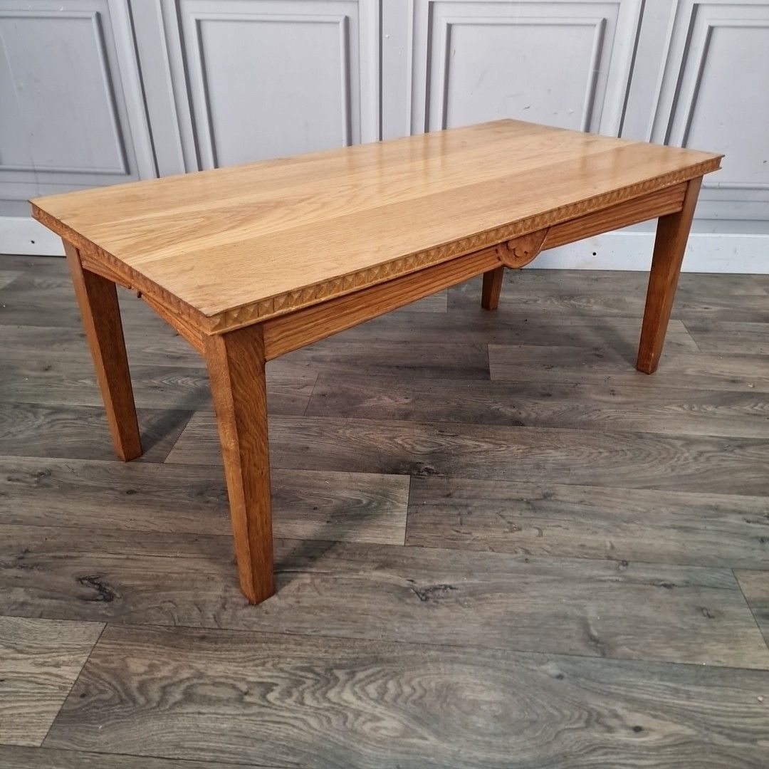 photo vintage Vintage Coffee Table Solid Oak Carved Edge – Wooden Mid Century Arts & Crafts