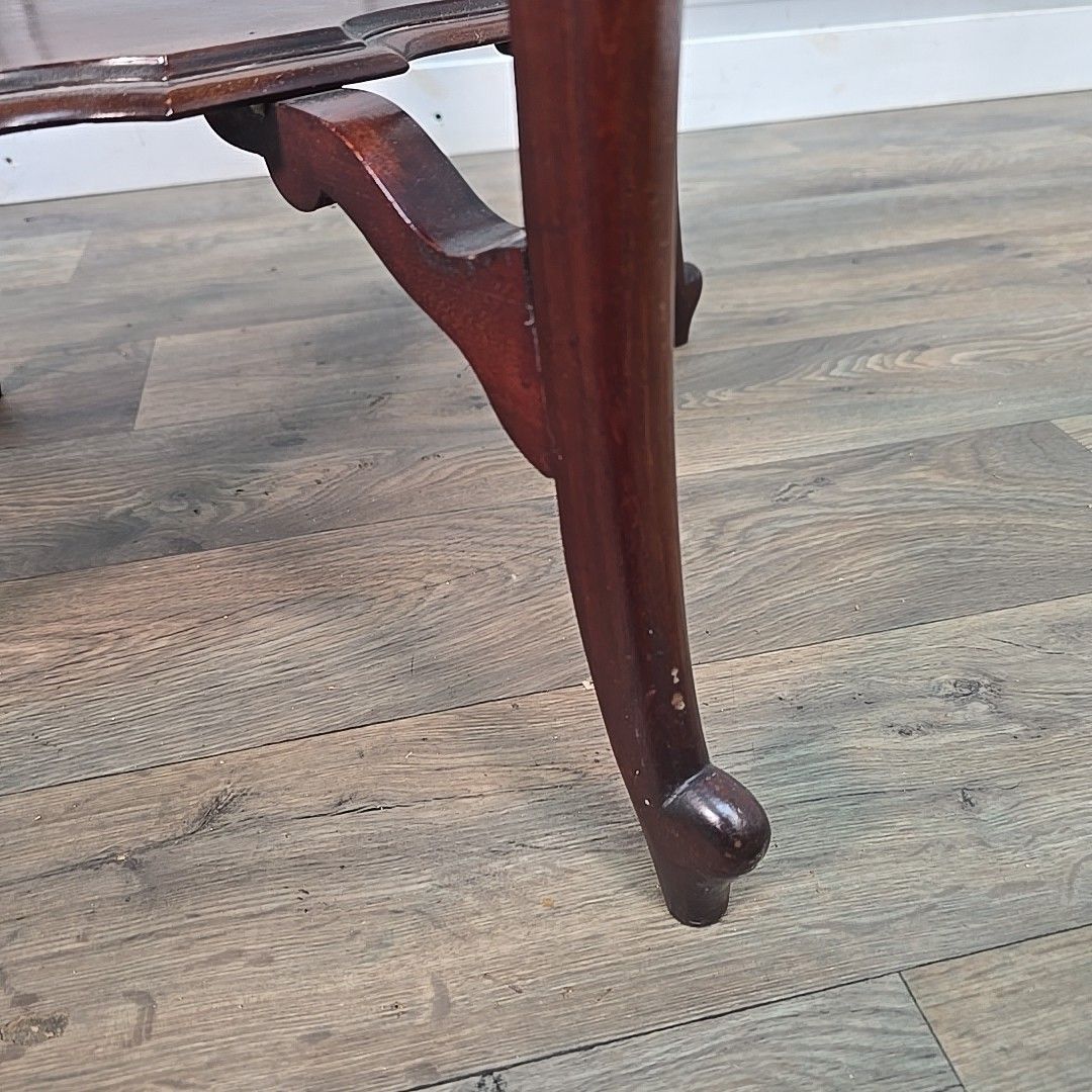 photo vintage Antique Mahogany Window Table Edwardian Centre Side  Scalloped Top 2 Tier Wooden