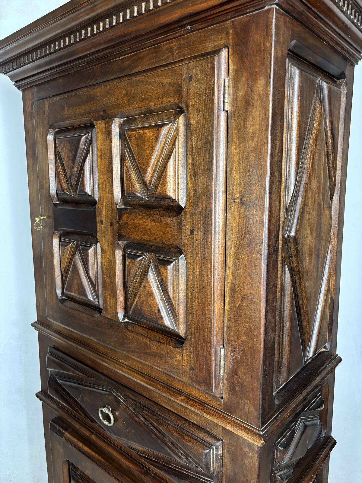4390.0 Begin 20e Eeuwse Spaanse Renaissance Stijl Walnoten Kast Met Geometrisch Snijwerk photo