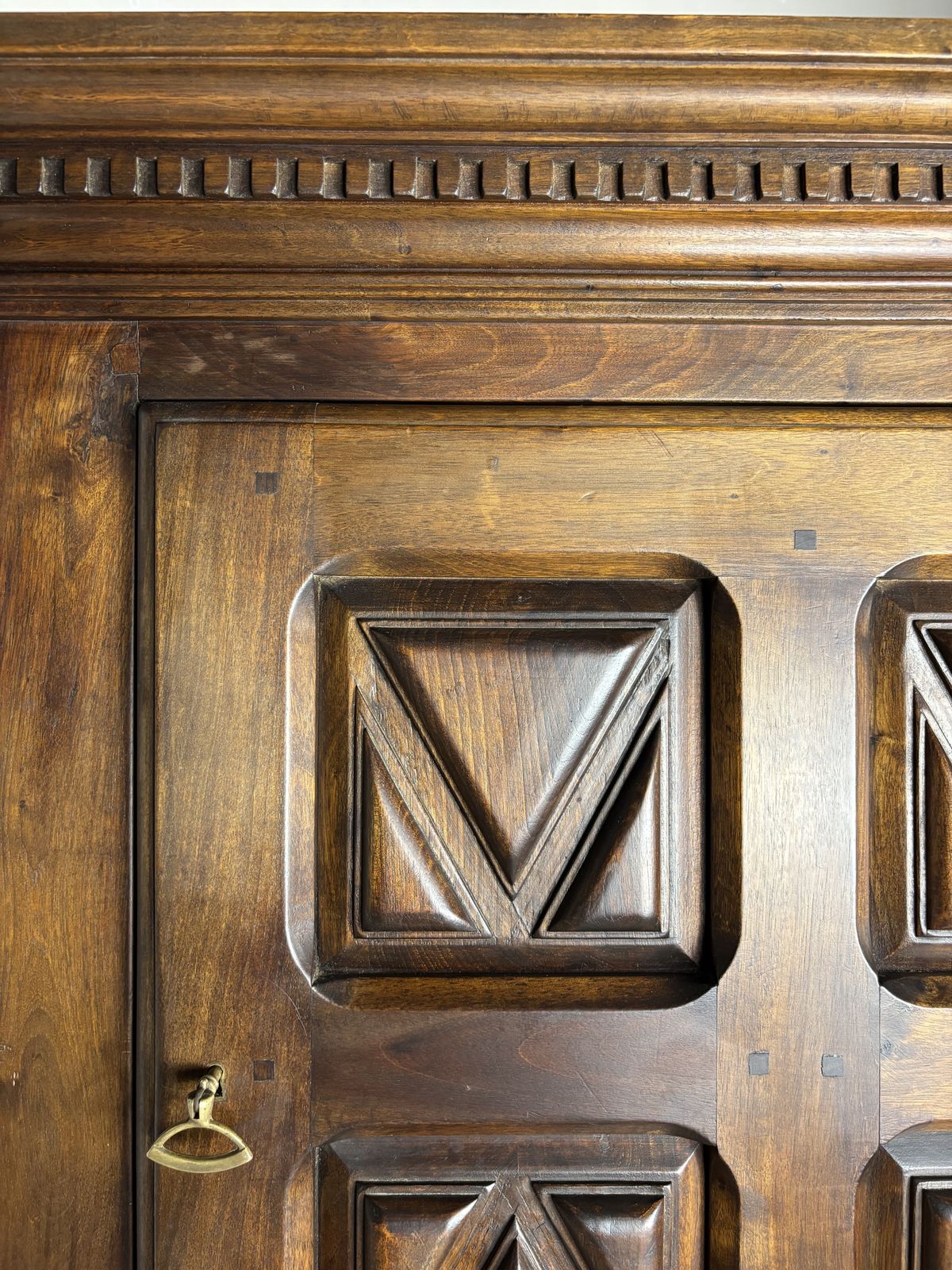 photo vinterior Begin 20e Eeuwse Spaanse Renaissance Stijl Walnoten Kast Met Geometrisch Snijwerk