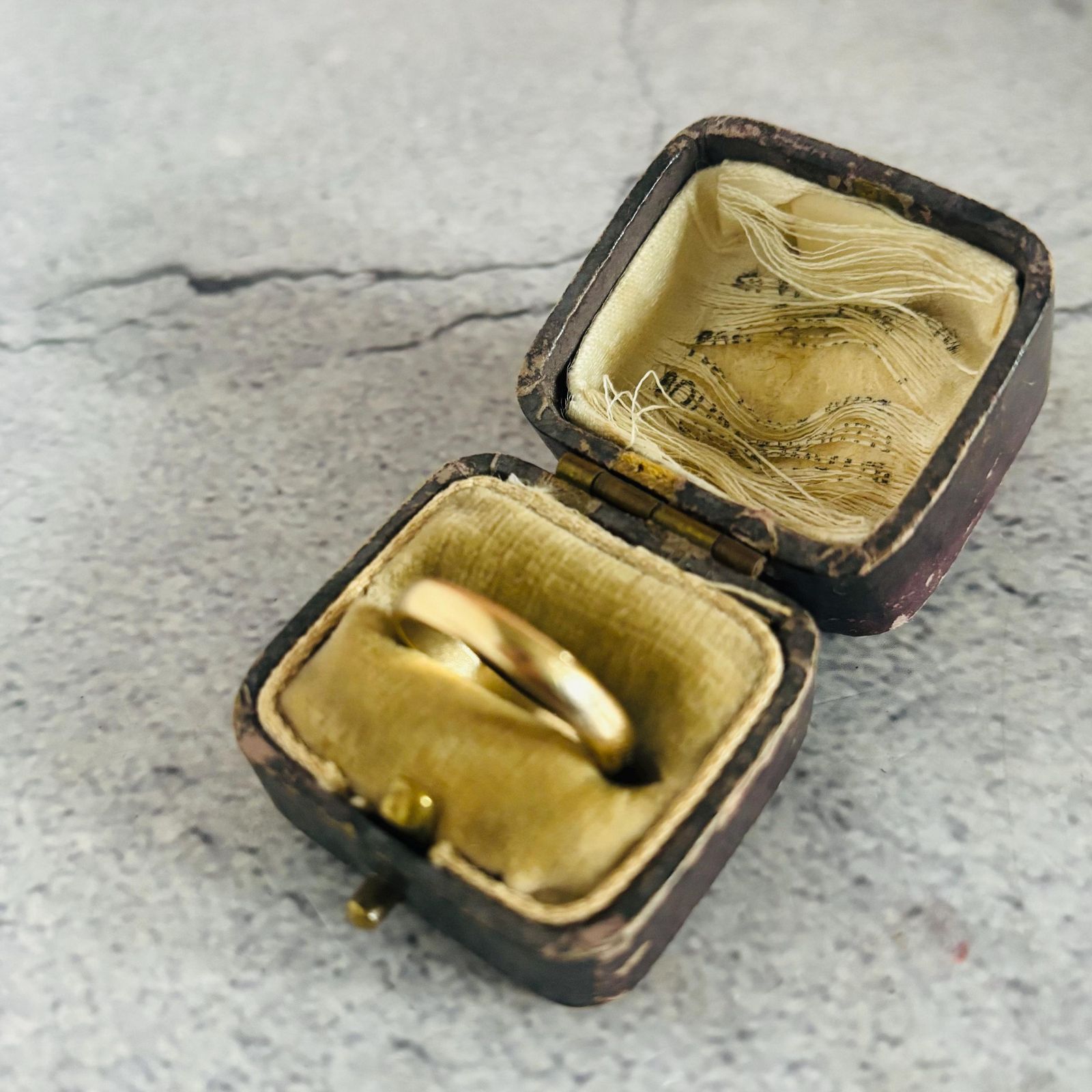 Woonaccessoires Antiek leren sieradendoosje, ring en oorbellenhouder photo