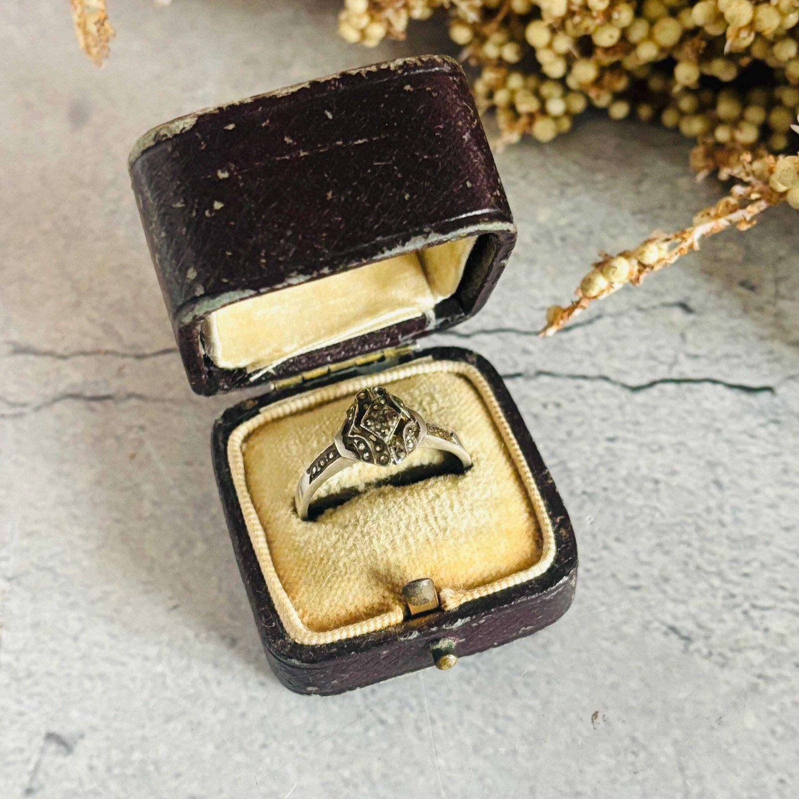 photo for sale Antiek Geboetseerd Leren Sieradendoosje, Ring en Oorbellenhouder