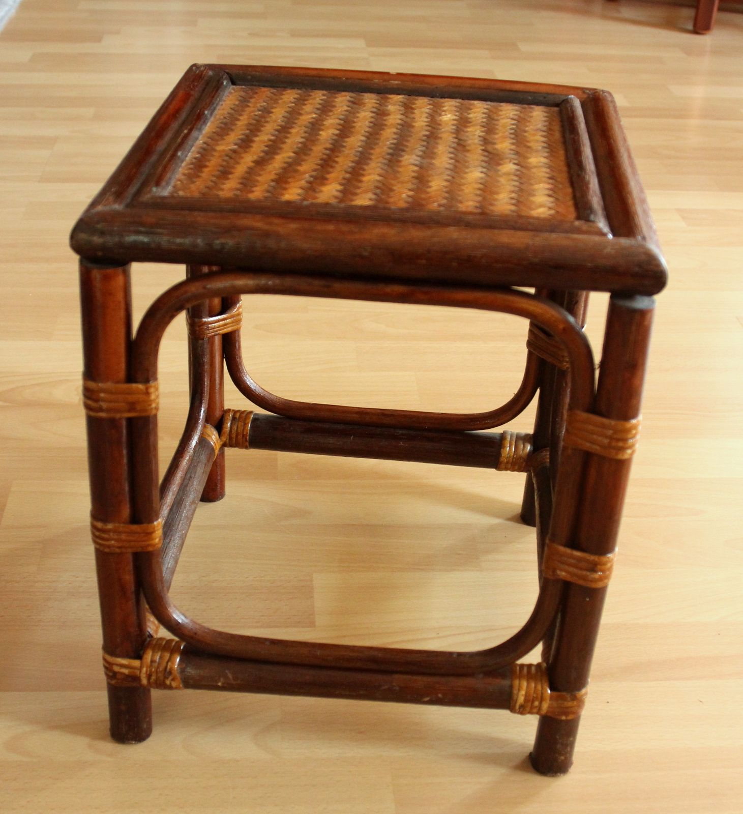 Klein plantenstandaard van rotan, bamboe en hout – handgemaakt – kleine bijzettafel of salontafel – Vintage photo Meubels