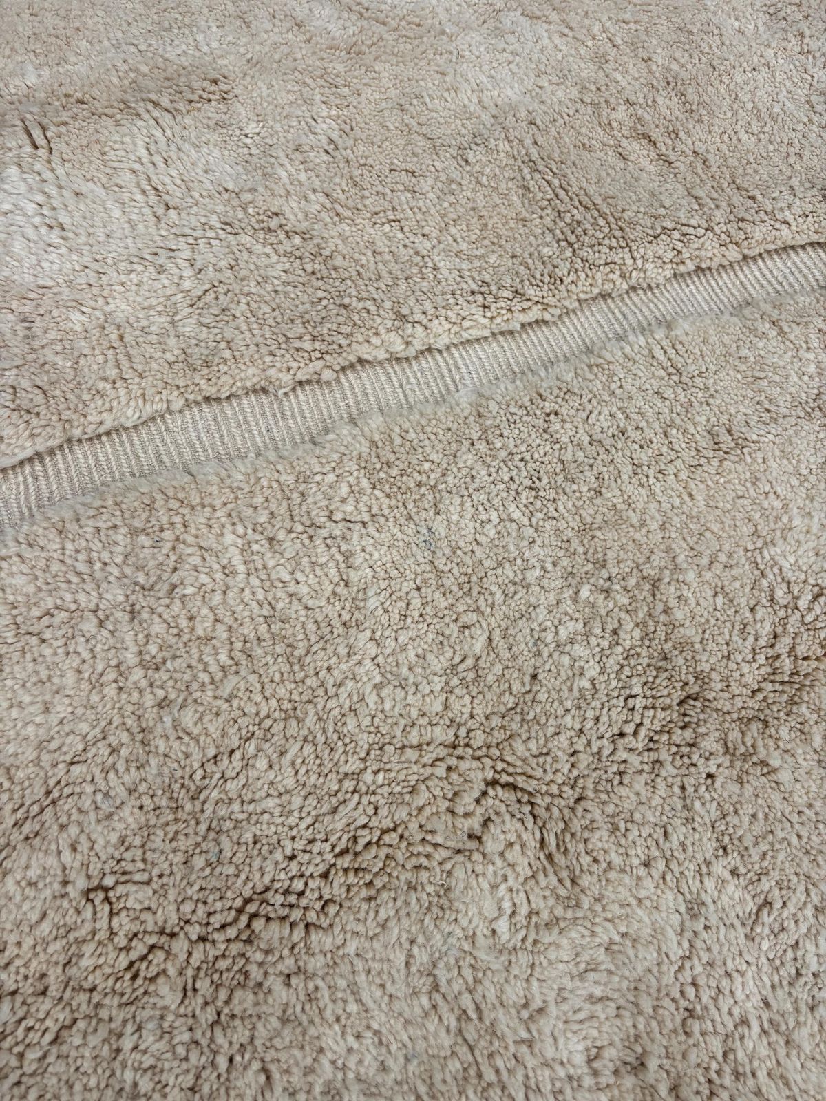 Tapis marocain Mrirt moderne 220 x 310 cm, laine crème texturée, fait main au Maroc, commerce équitable, tapis berbère en laine photo vintage