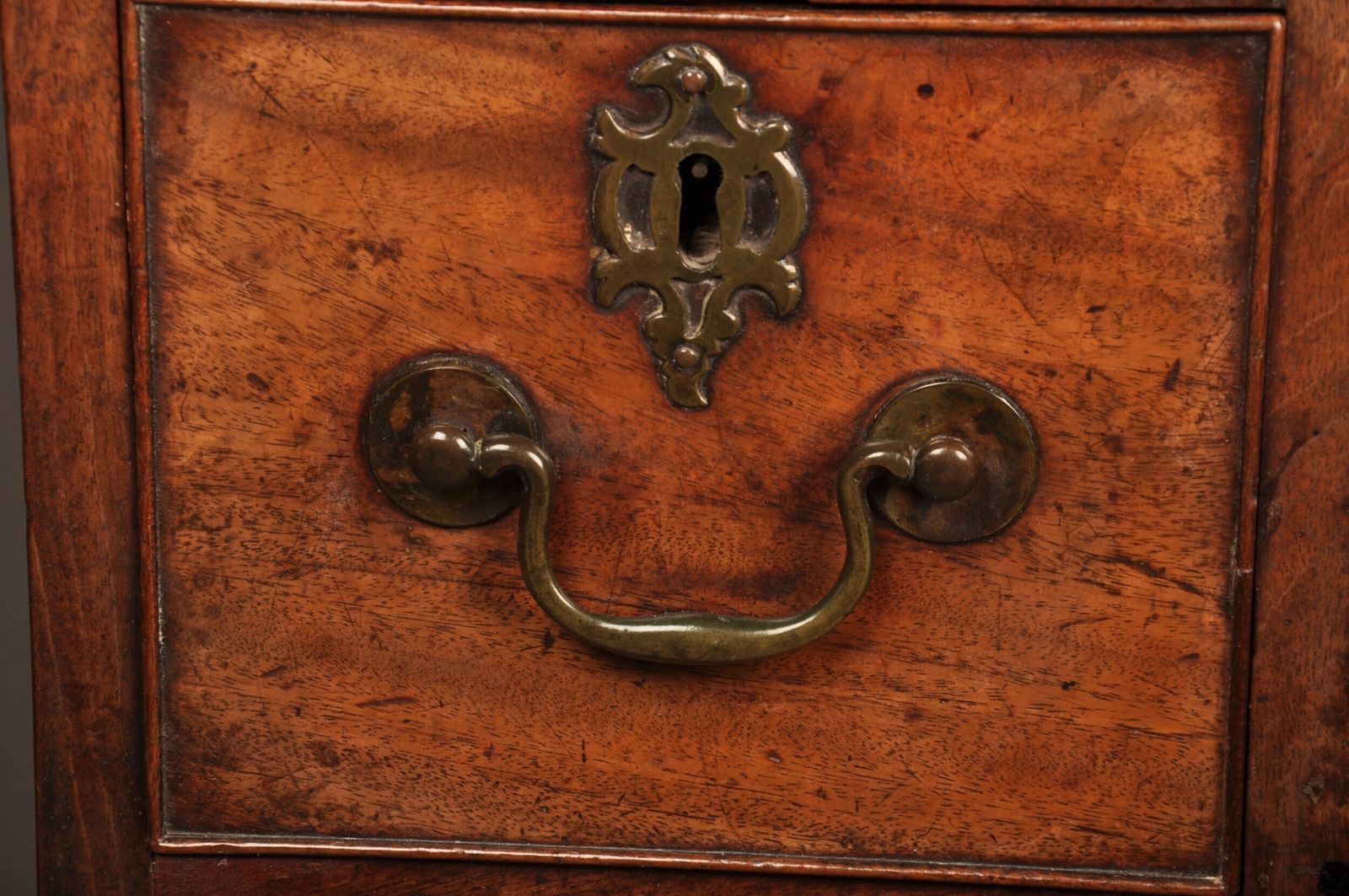 Fine Quality 18th Century Mahogany Kneehole Desk photo for sale