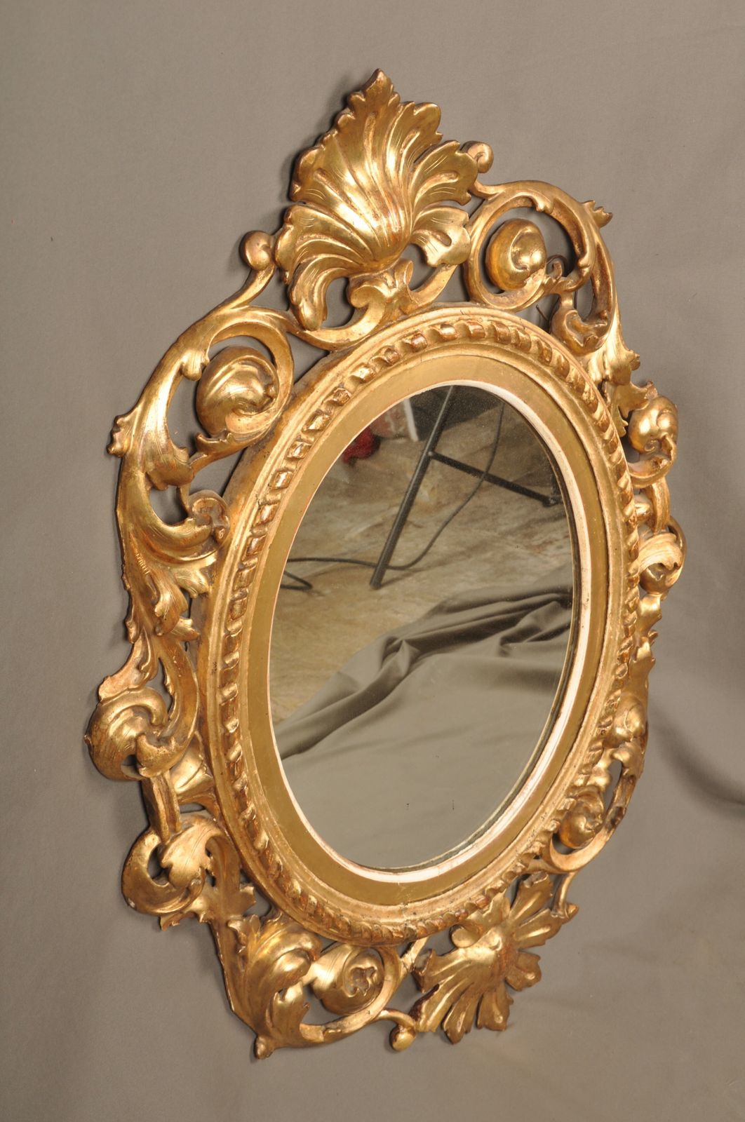 Late 18th Century Florentine Giltwood Oval Mirror photo vinterior
