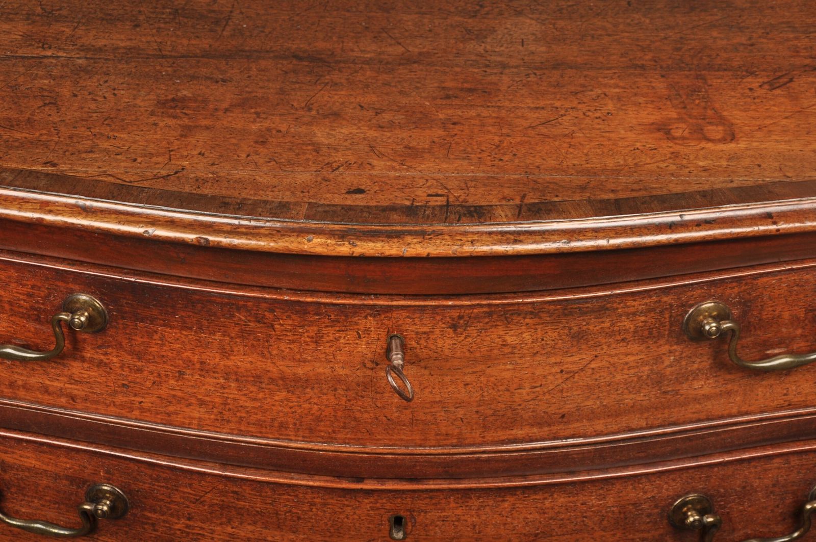 photo vinterior A Fine 18th Century Serpentine Chest Of Drawers