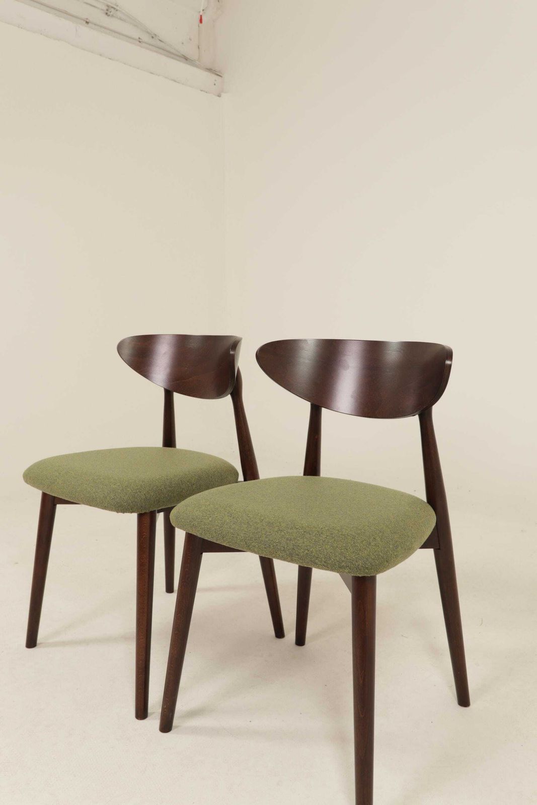 Modern Set Of 2 Dining Chairs, Avocado Green Farbic And Dark Walnut Beech Wood photo Furniture