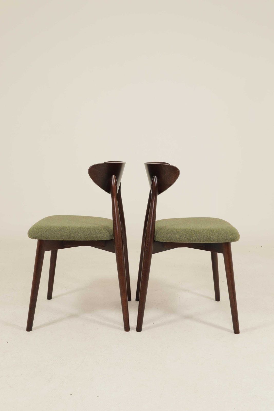 photo for sale Set van 2 eetkamerstoelen, avocadogroen bouclé en donker walnootkleurig beukenhout