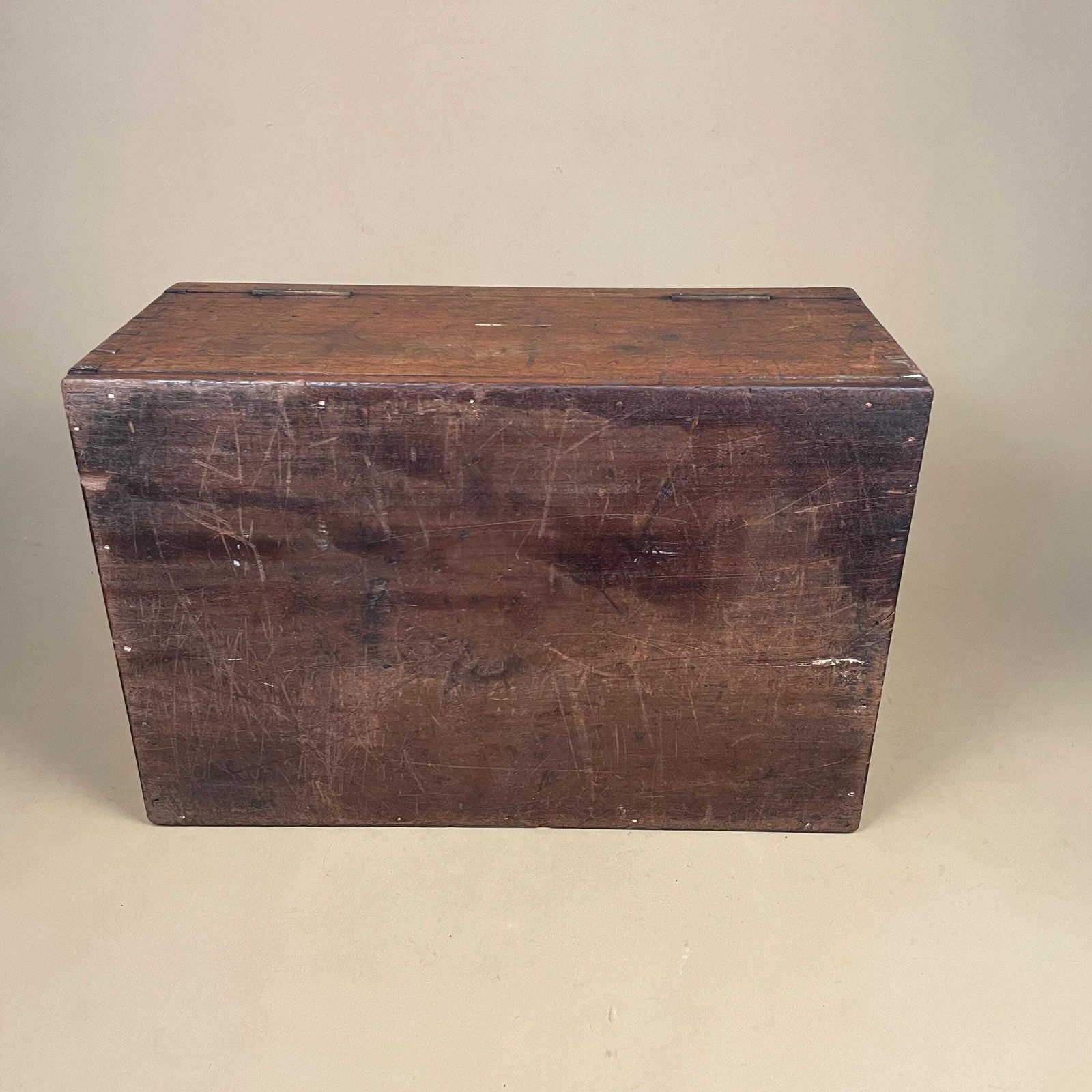 photo vinterior Wooden Campaign Chest Antique Box Military Wood Brass Metal Handles 19th Century Trinket Jewellery Keepsake Gold Trims Lid Rectangle Trunk