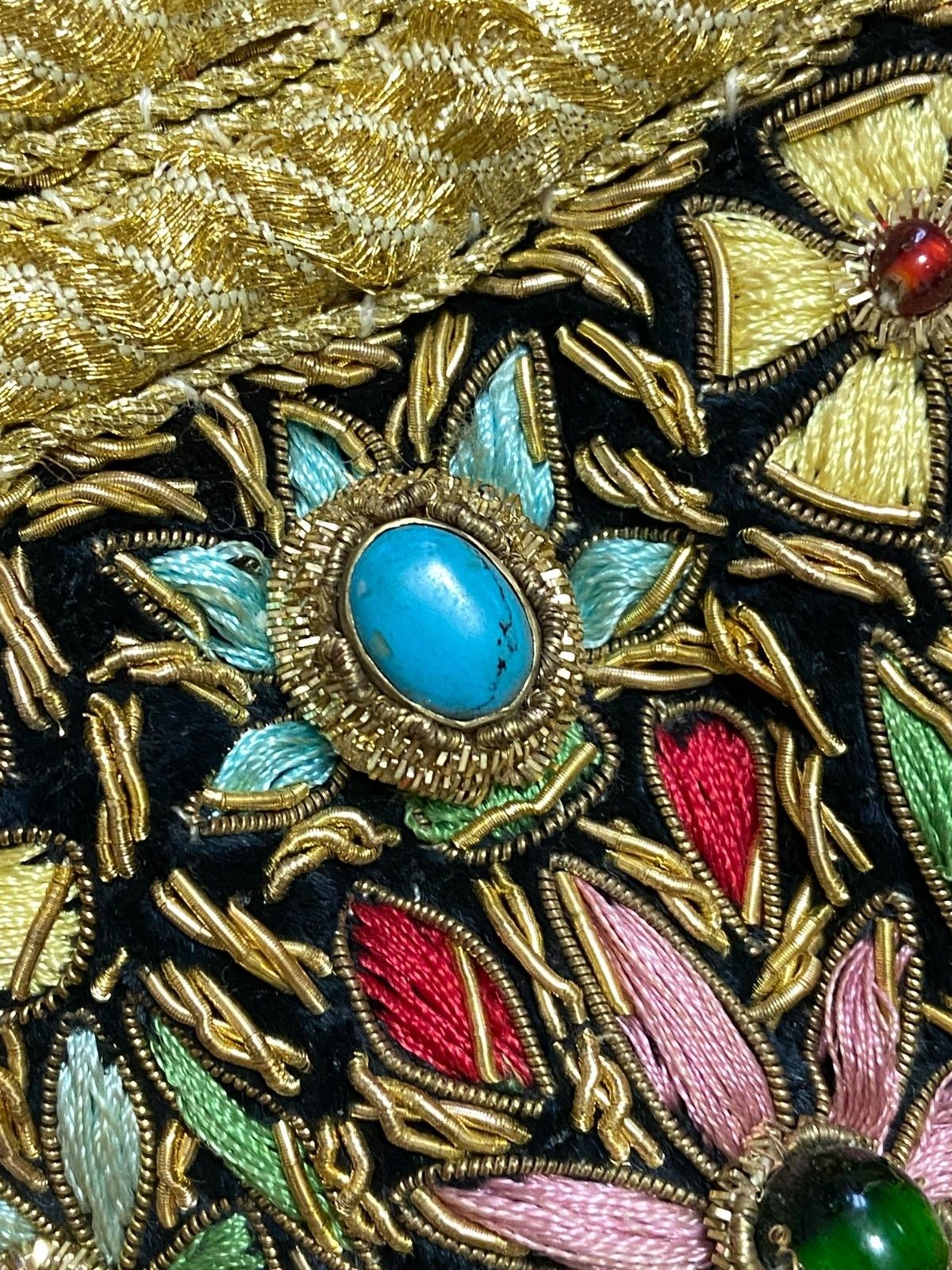 photo furniture Vintage handgemaakte Zardozi-wandtapijt met edelstenen en gouddraadborduurwerk