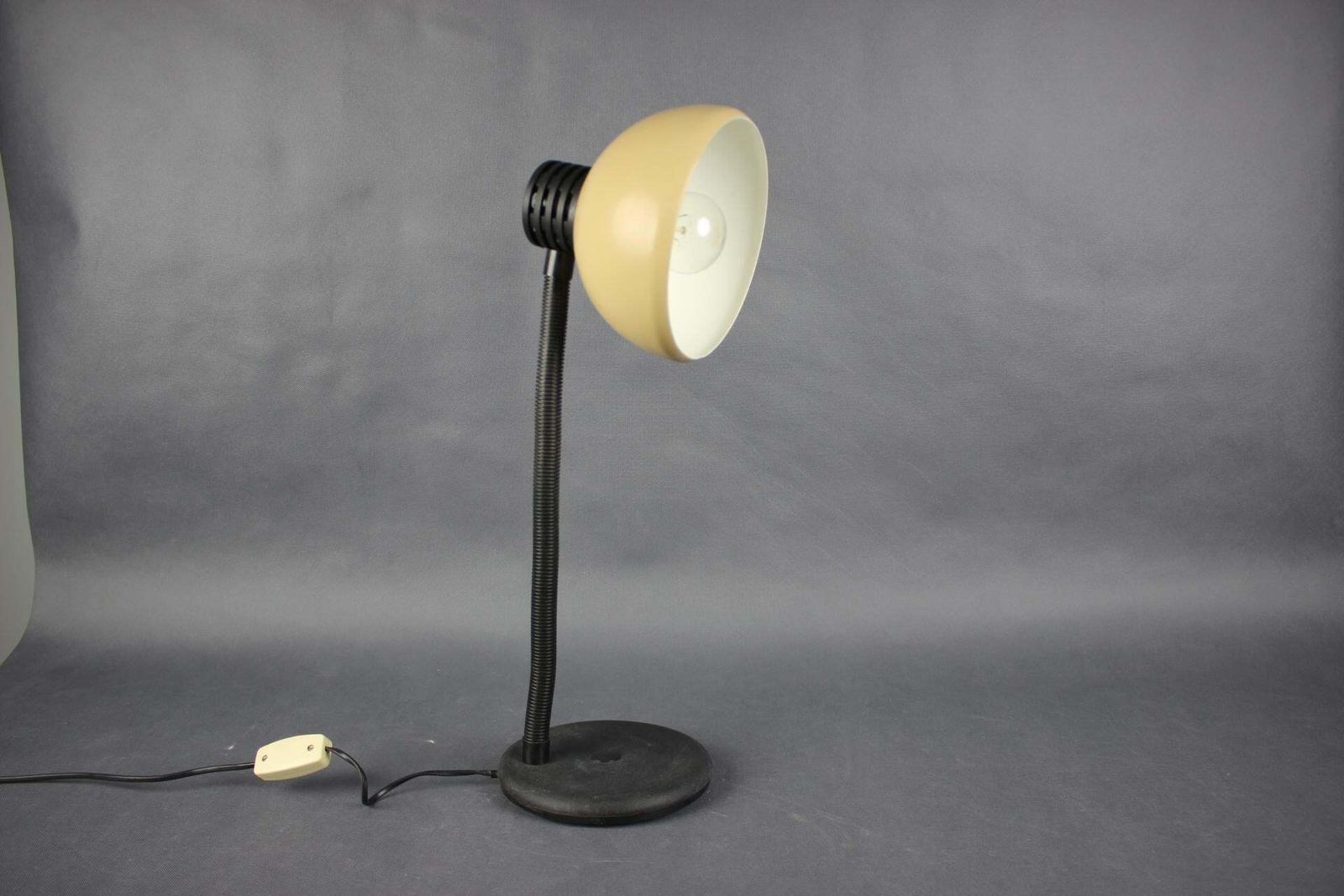 Lampe de bureau hongroise à col de cygne, années 1970, abat-jour cappuccino, lumière de table mid-century photo furniture