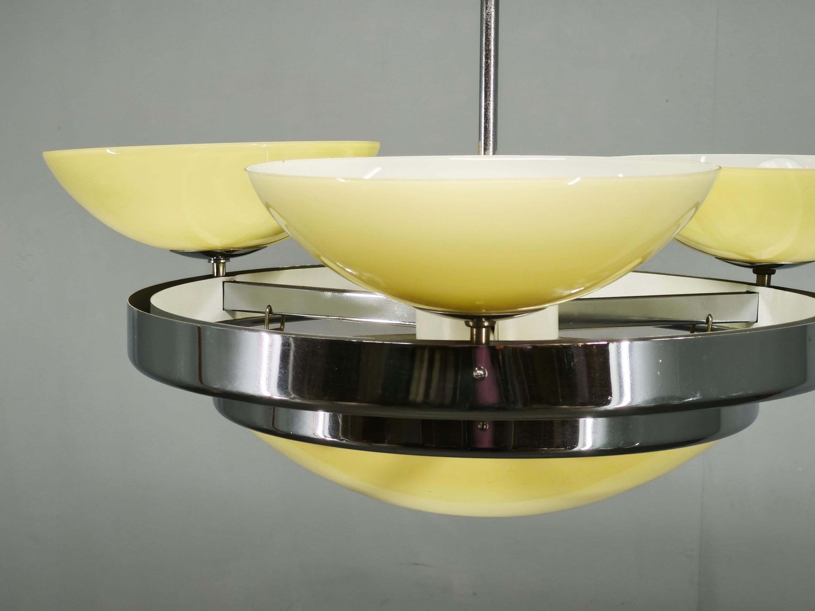 photo vinterior Tsjechische art deco hanglamp van opalineglas, jaren 1940