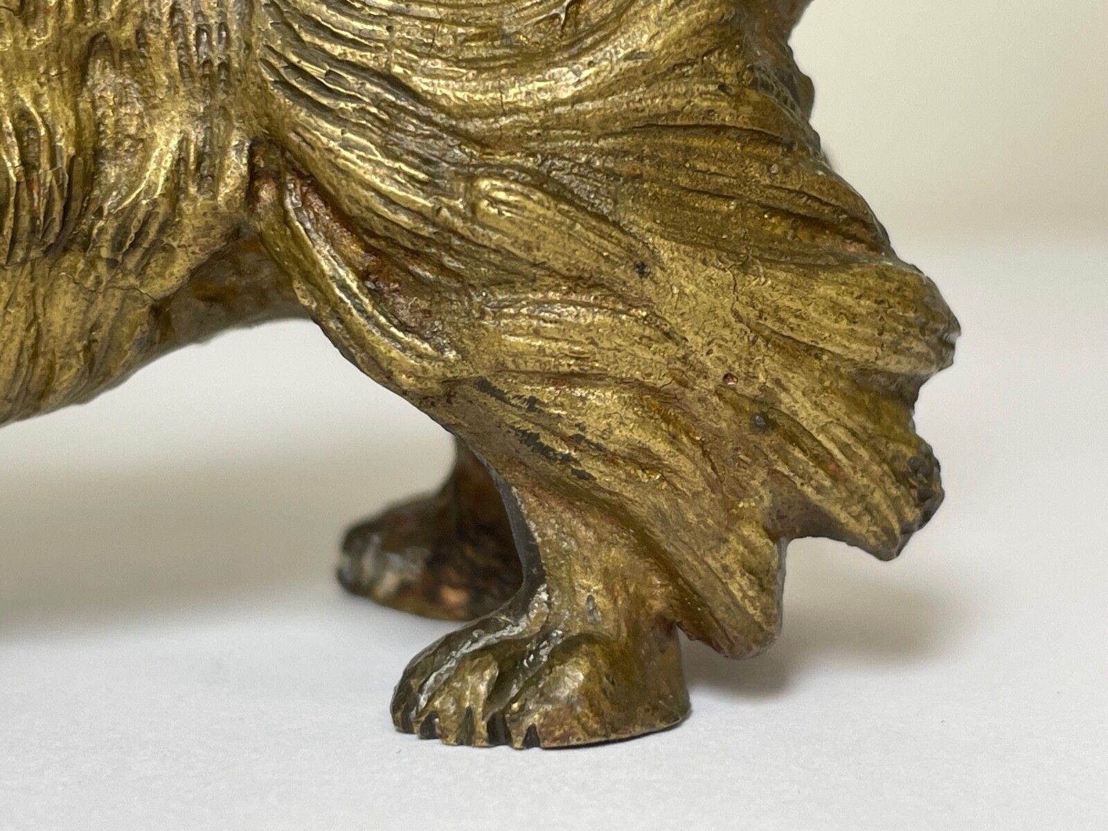 Antiek Oostenrijks miniatuur bronzen beeldje van een Pekinees photo vinterior