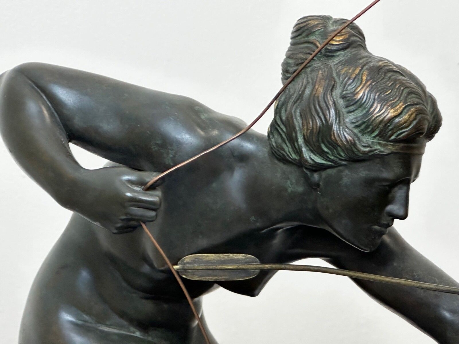 photo vinterior Art Deco bronzen sculptuur, klassieke mythologie, Diana de Jageres, gesigneerd door Rudolph Henn