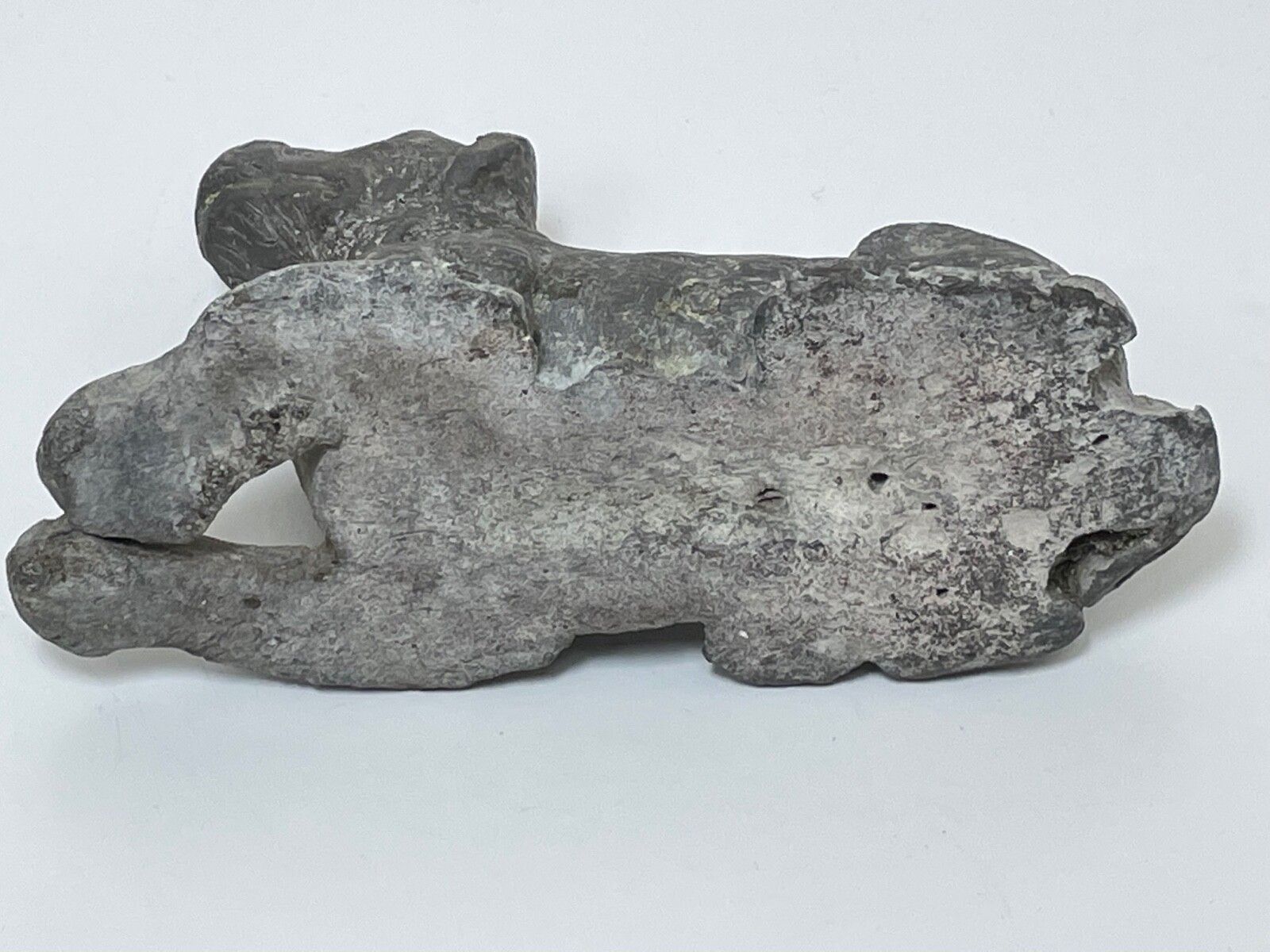 Klein loden sculptuur van een liggende hond, 18e eeuw, in de stijl van John Cheere photo buy