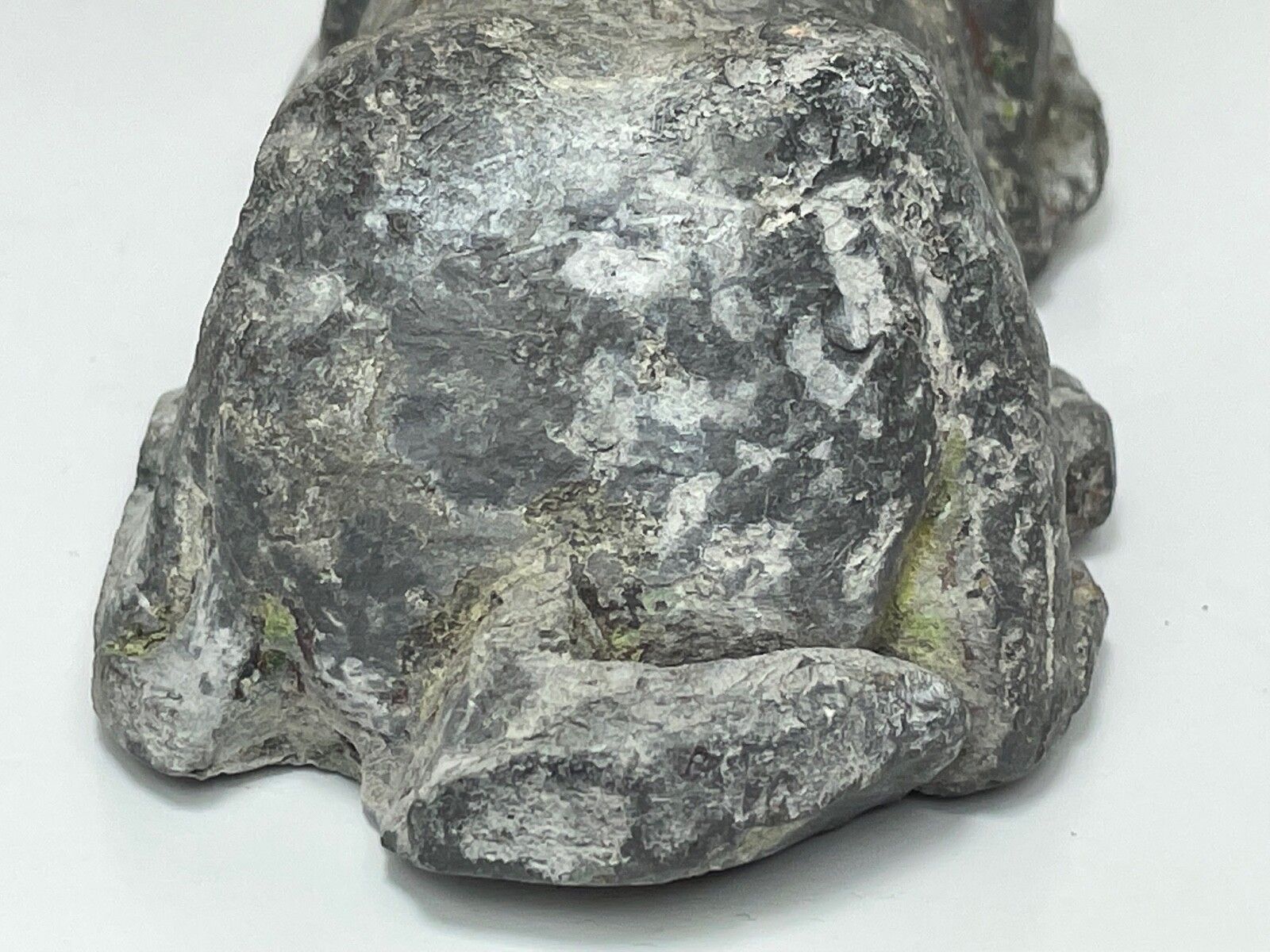 Kunst Klein loden sculptuur van een liggende hond, 18e eeuw, in de stijl van John Cheere photo
