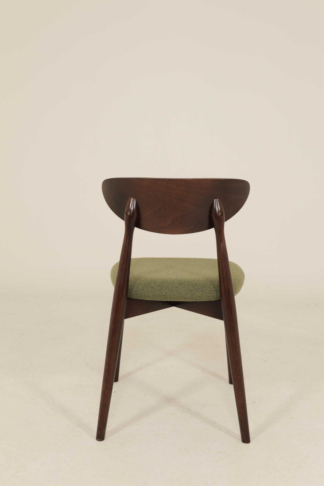 Set van 4 moderne eetkamerstoelen, avocadogroen bouclé en donker walnootkleurig beukenhout photo vintage