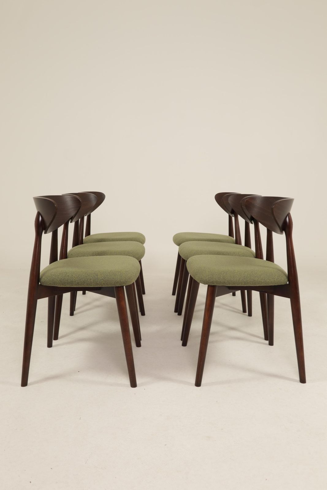 Set van 6 moderne eetkamerstoelen – avocadogroen bouclé en donker walnootkleurig beukenhout photo vintage