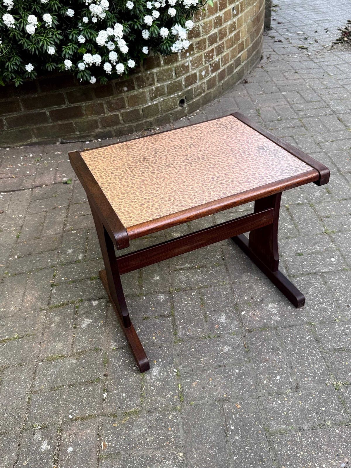 photo vinterior Vintage Mid Century Hammered Copper Top Side Table Retro Occasional Table, G Plan Style L