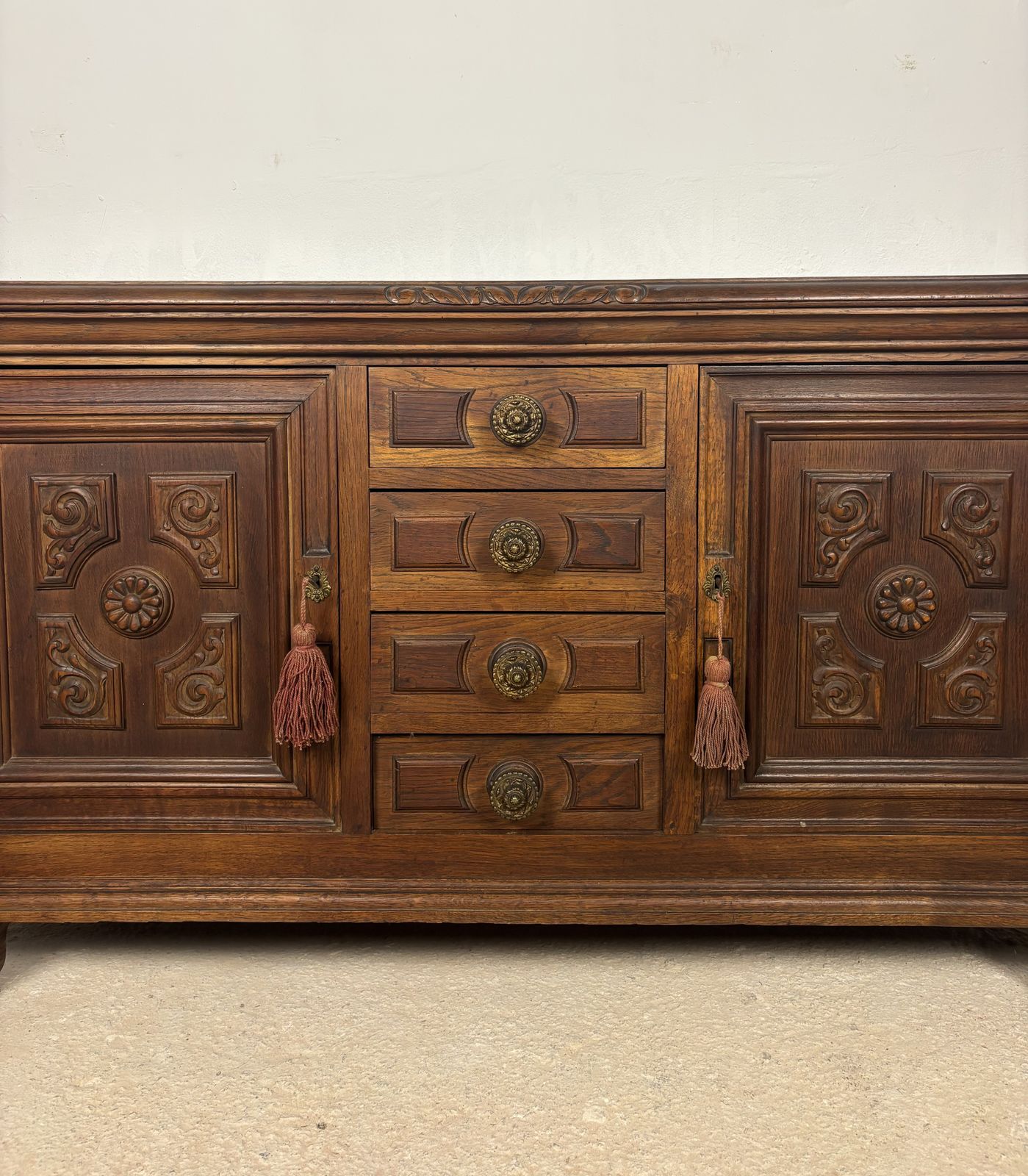 Spaans Renaissance-stijl Eiken Laag Dressoir, Begin 20e Eeuw, Met Gesneden Paneel photo Meubels