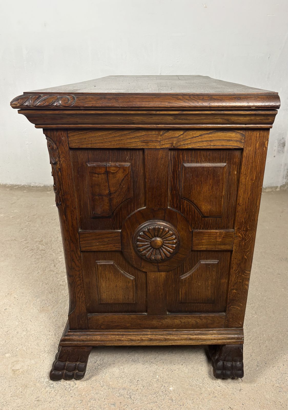 photo vinterior Spaans Renaissance-stijl Eiken Laag Dressoir, Begin 20e Eeuw, Met Gesneden Paneel