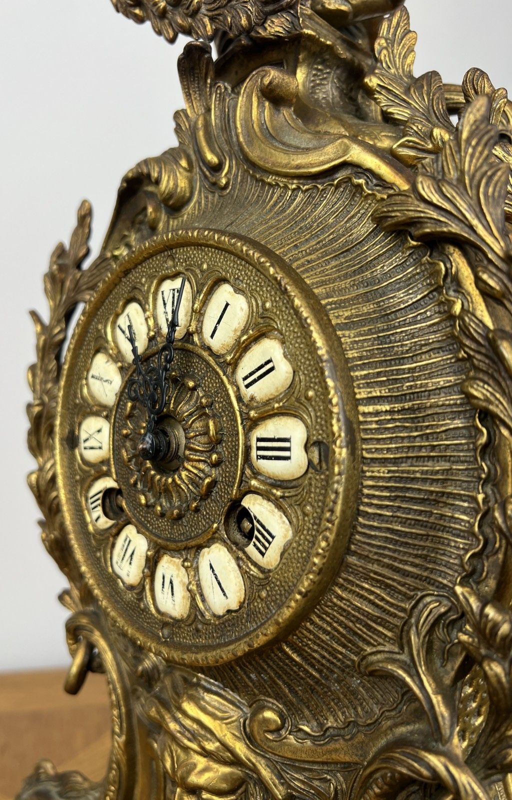 photo furniture Clock Vintage French Brass Ornate Cherub Mantel Clock Decorative Lot 6036