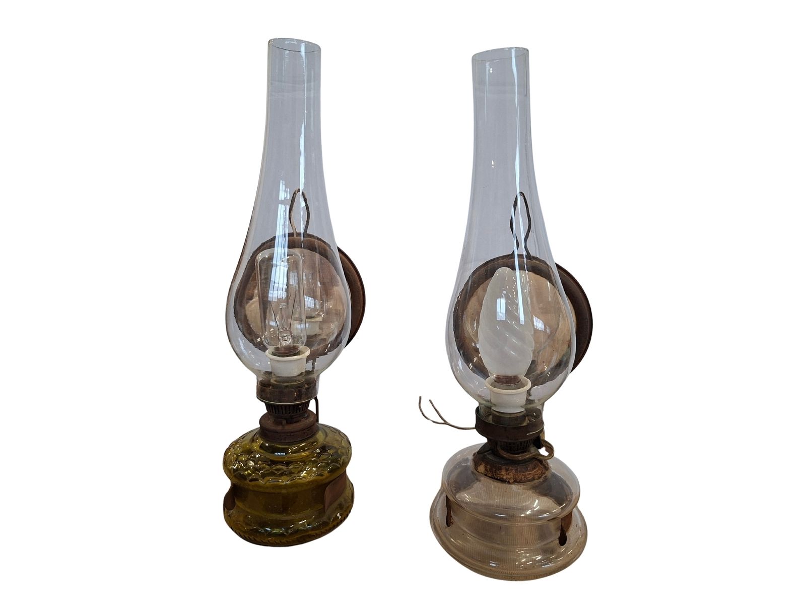 photo furniture Coppia Di Lampade Vintage Ditmar – Antiche Lampade A Olio Elettrificate Con Specchio Riflettente