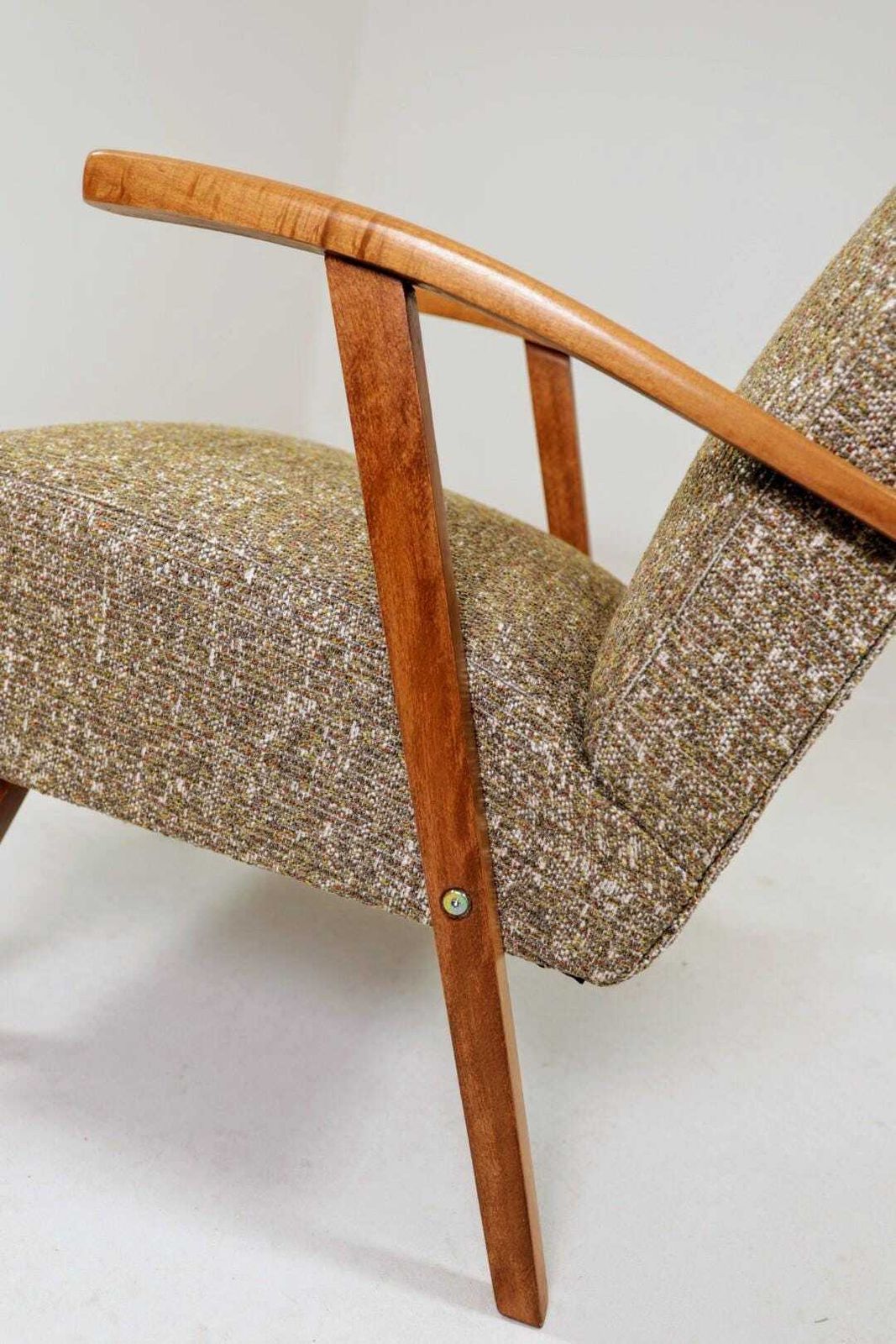 Vintage loungestoel met groen dessin bekleding, nagezien en opgeknapt, ca. jaren 1970. photo 498.0