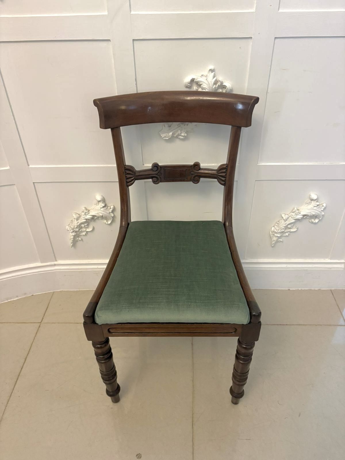 photo vintage Antique 19th Century Mahogany Set Of 8 Dining Chairs With Scroll Arm Carvers