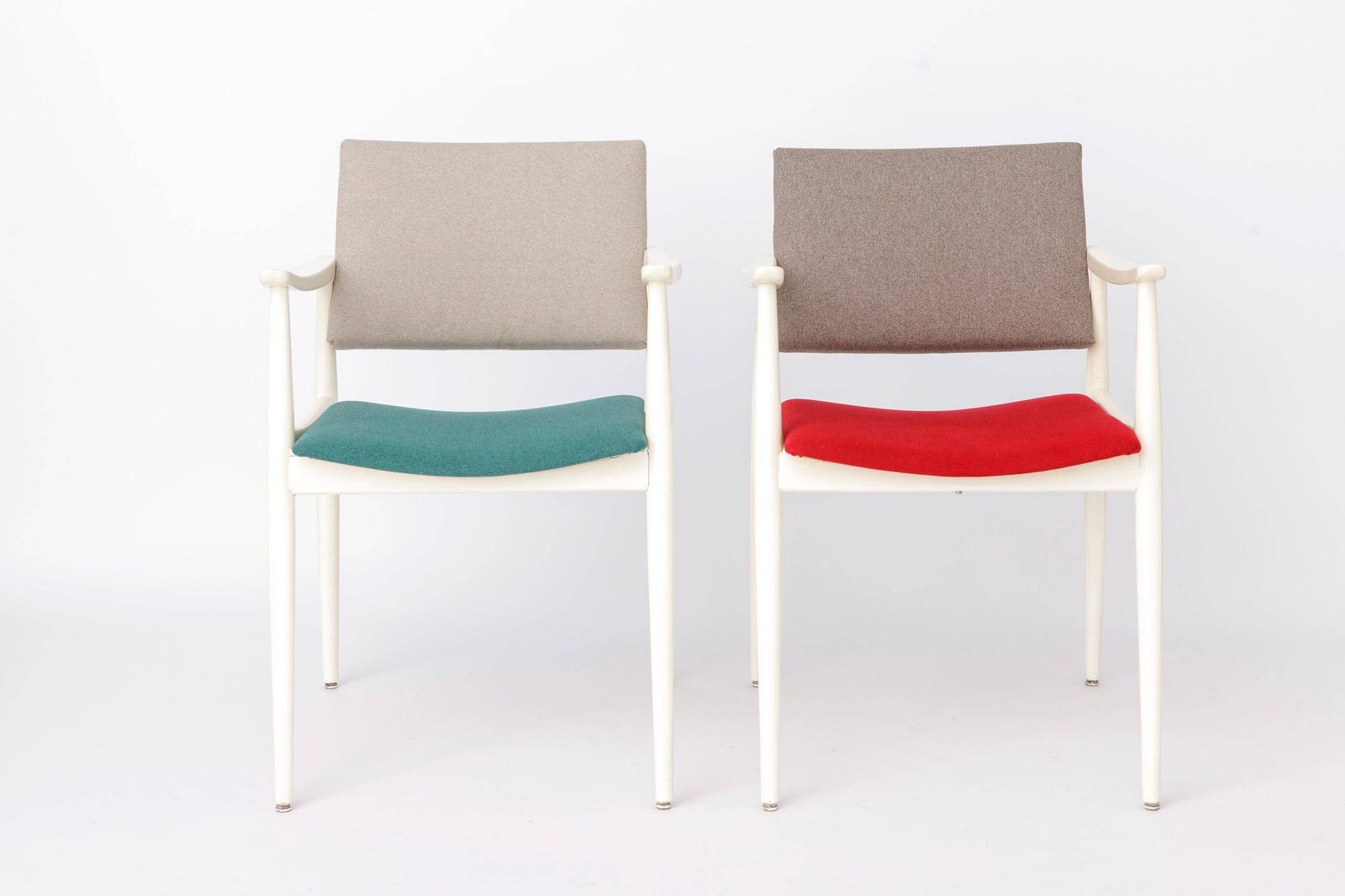 Paar Vintage Witte Fauteuils, Duitsland jaren 1970, Mid-Century Eetkamerstoelen Met Kleurrijke Bekleding, Beukenhouten Lounge Stoelen