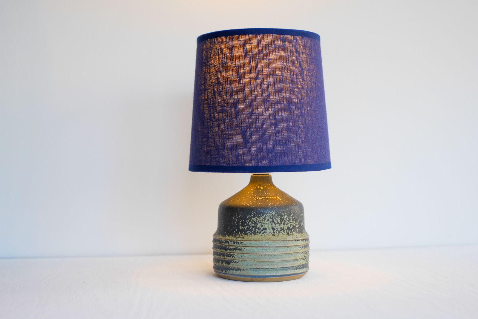 Lampe de table Mid-Century Modern suédoise en céramique, par Rolf Palm pour Hoganas Keramik, 1960 photo vinterior