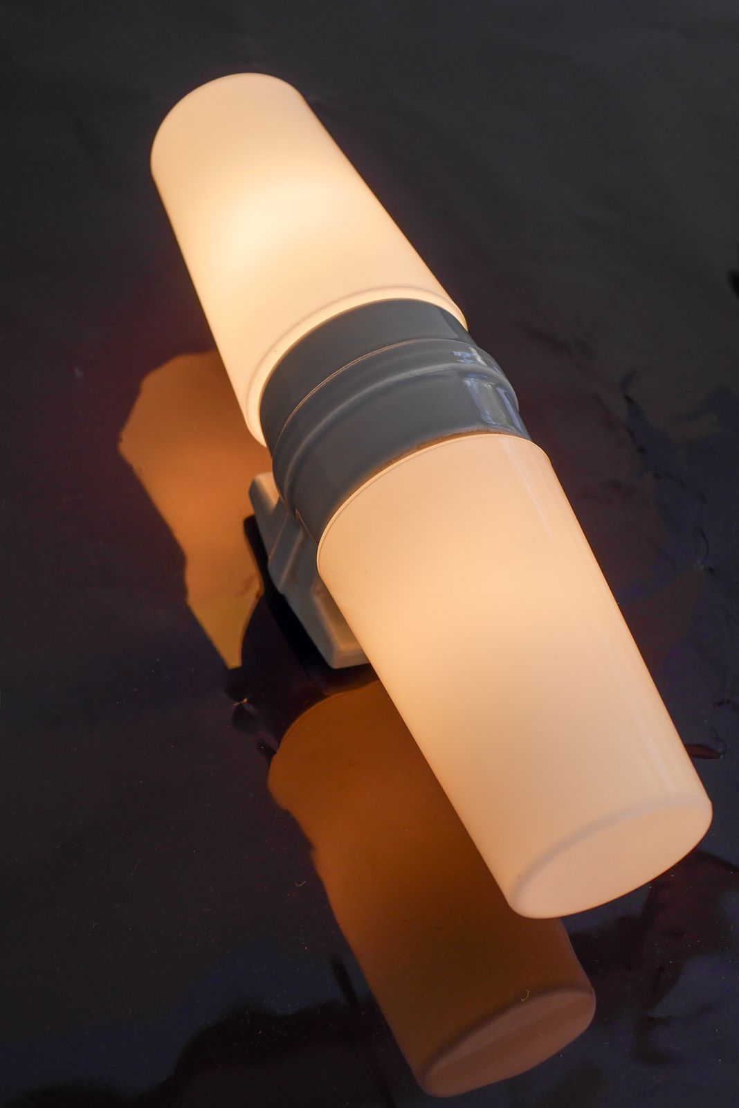 Grote mid-century modern lichtgrijze badkamerlamp van Sigvard Bernadotte photo for sale