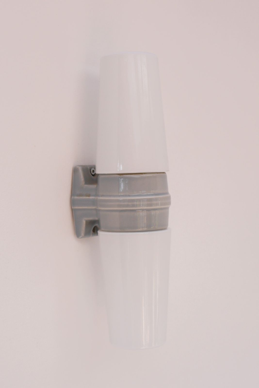 photo buy Grote mid-century modern lichtgrijze badkamerlamp van Sigvard Bernadotte