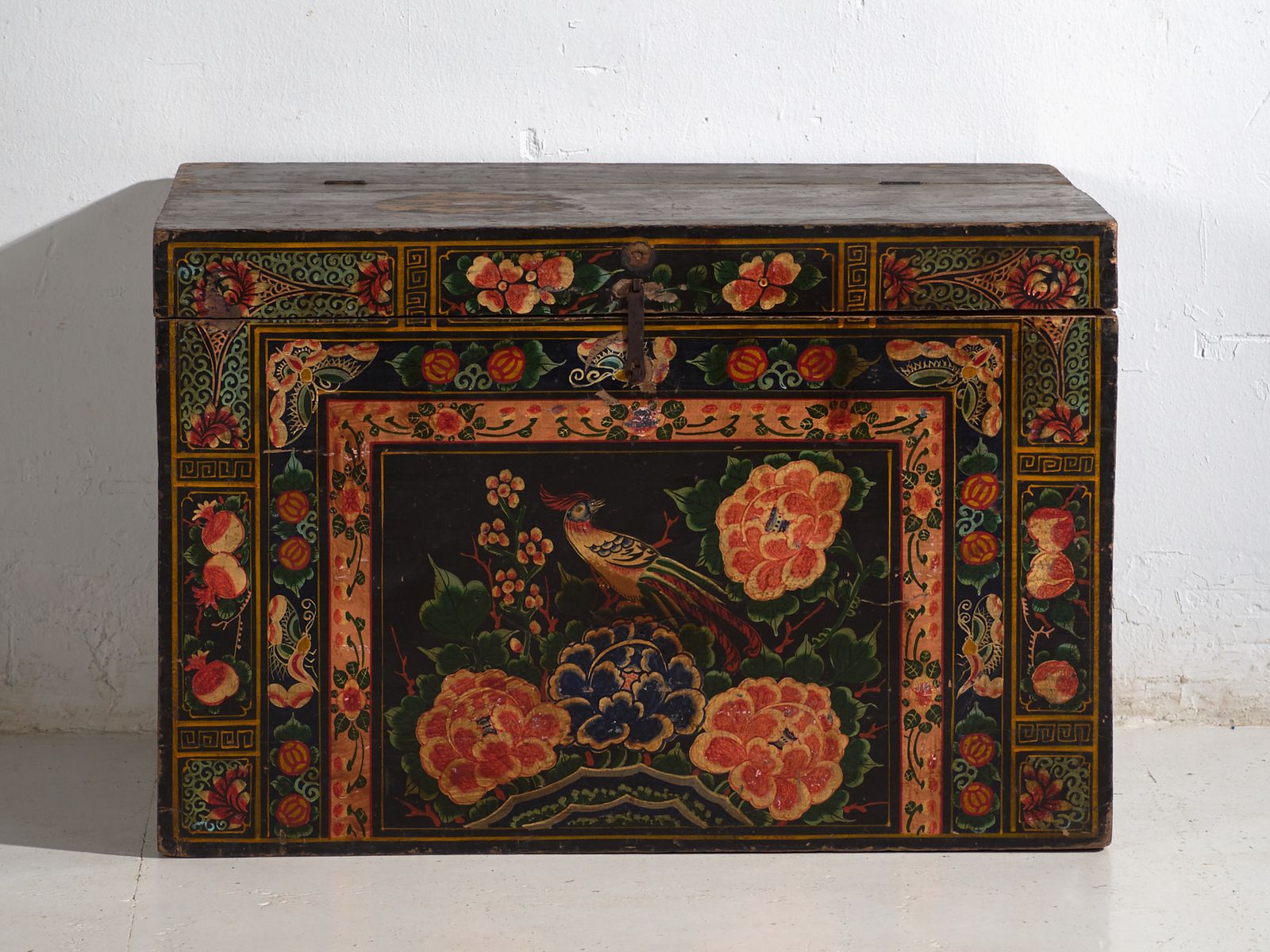Antique Painted Chinese Trunk In Pine Wood – China, Circa 1900 photo 904.0