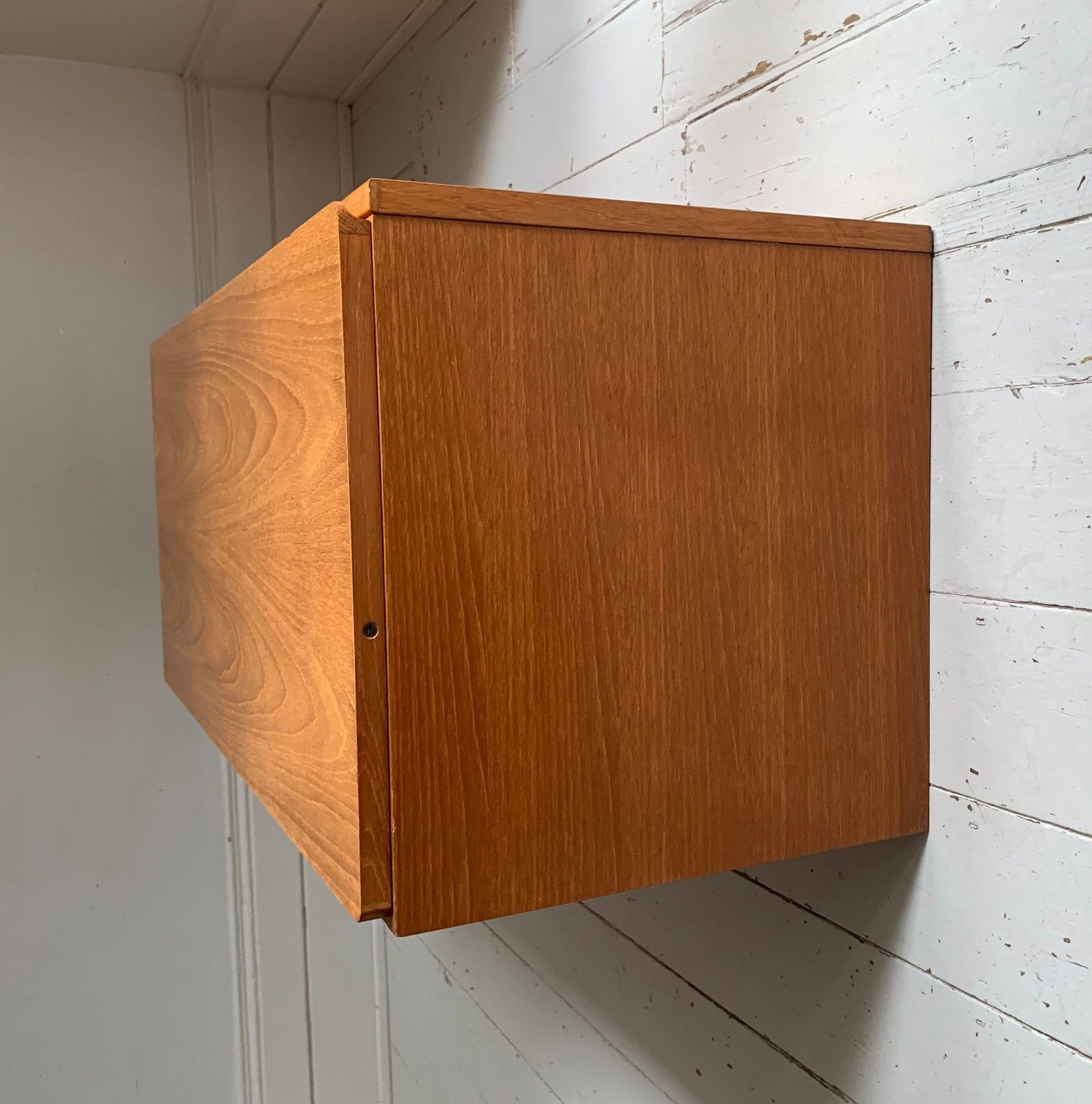 photo vintage Mid Century Beaver & Tapley 33 Teak Wall Mounted Record Model La Cabinet