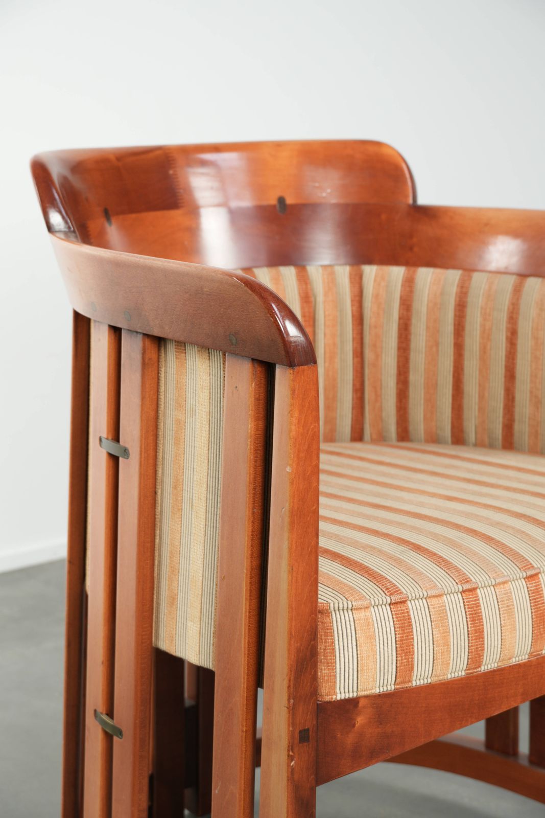 photo furniture Schuitema Design eet-/occasionalstoel uit de Shaker-serie, met luxe gele bekleding
