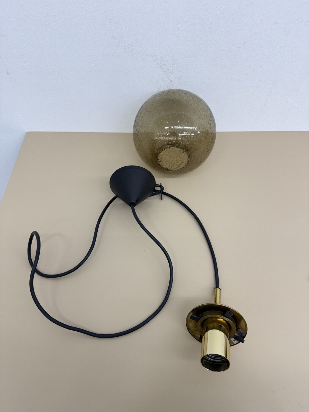 Limburg Glashütte messing rookglazen bol hanglamp, jaren 1970 photo vinterior