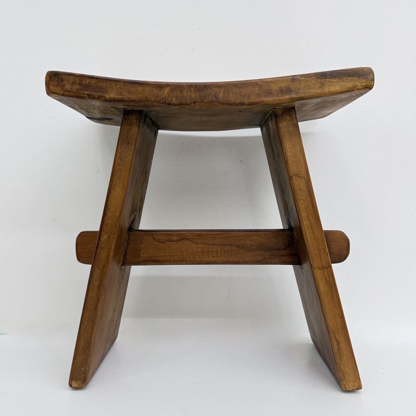 photo furniture Tabouret en bois massif de style Brutalist Japandi, années 1970