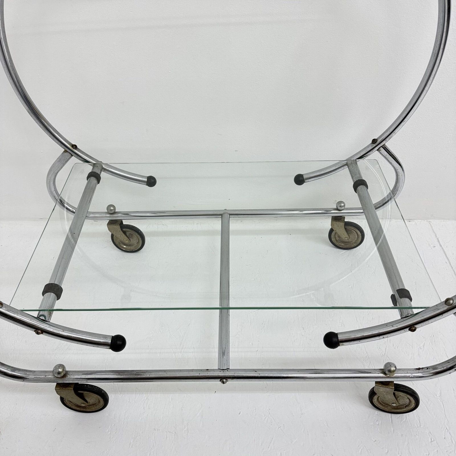 photo furniture Art Deco barkast op wielen, verchroomd buisframe, jaren 1930