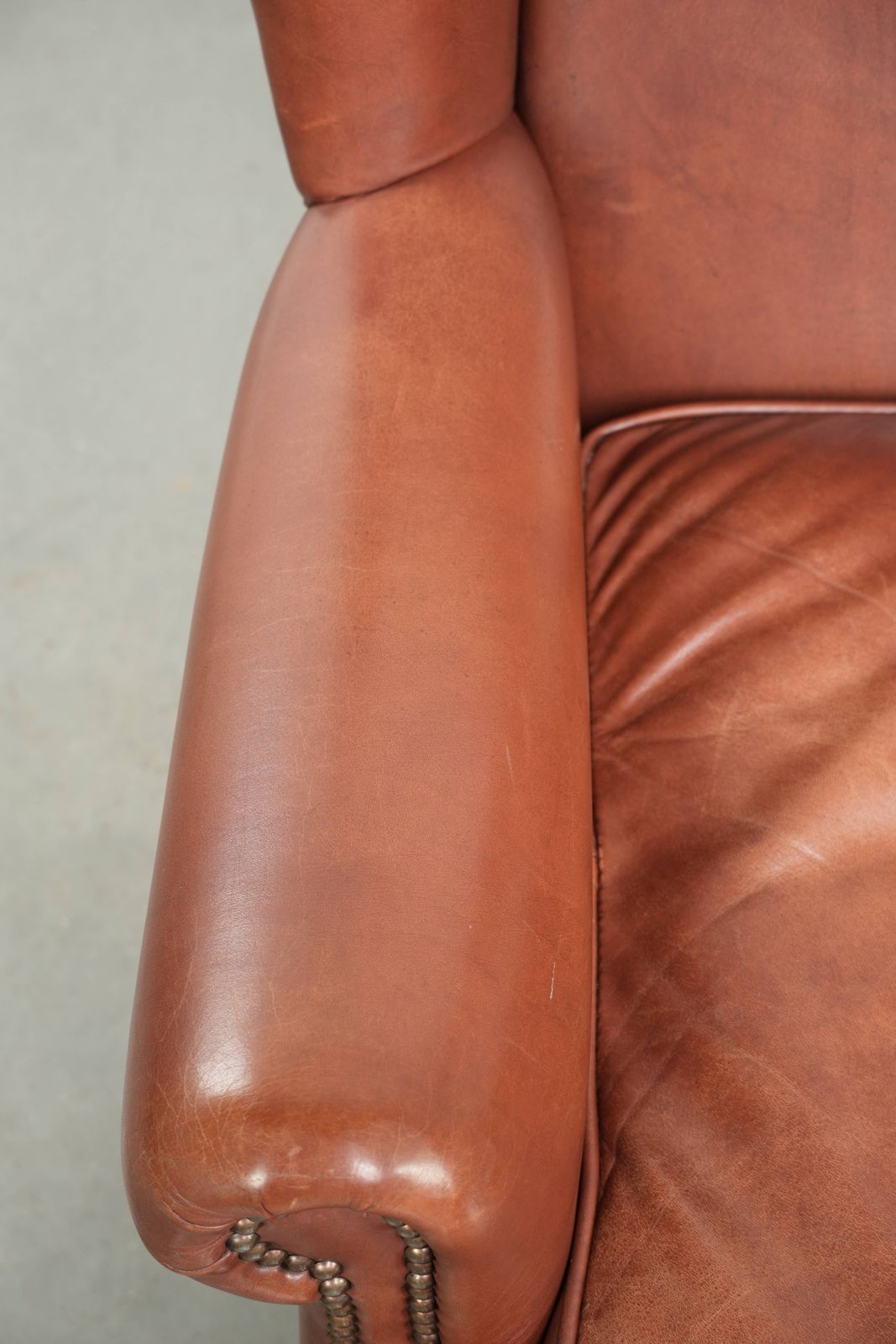Comfortabele fauteuil met schelpvormige rugleuning in cognackleurig rundleer, Engelse stijl photo buy